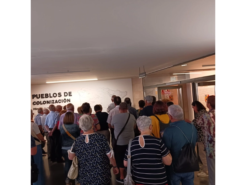 Un grupo de 40 vecinos de Gimenells (Lleida) visitan la Casa Museo