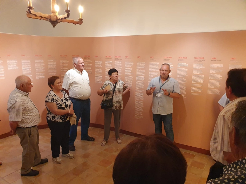 Un grupo de 40 vecinos de Gimenells (Lleida) visitan la Casa Museo