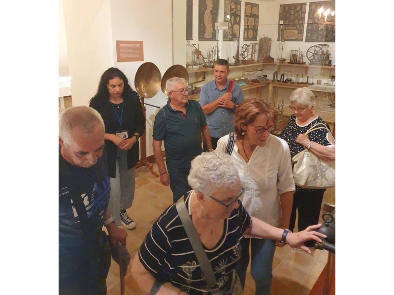 Un grupo de 40 vecinos de Gimenells (Lleida) visitan la Casa Museo