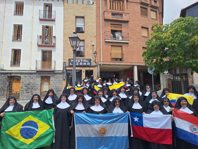 Hermanitas de Argentina, Brasil, Chile, Colombia, Ecuador, Paraguay y Venezuela visitan la casa del Fundador