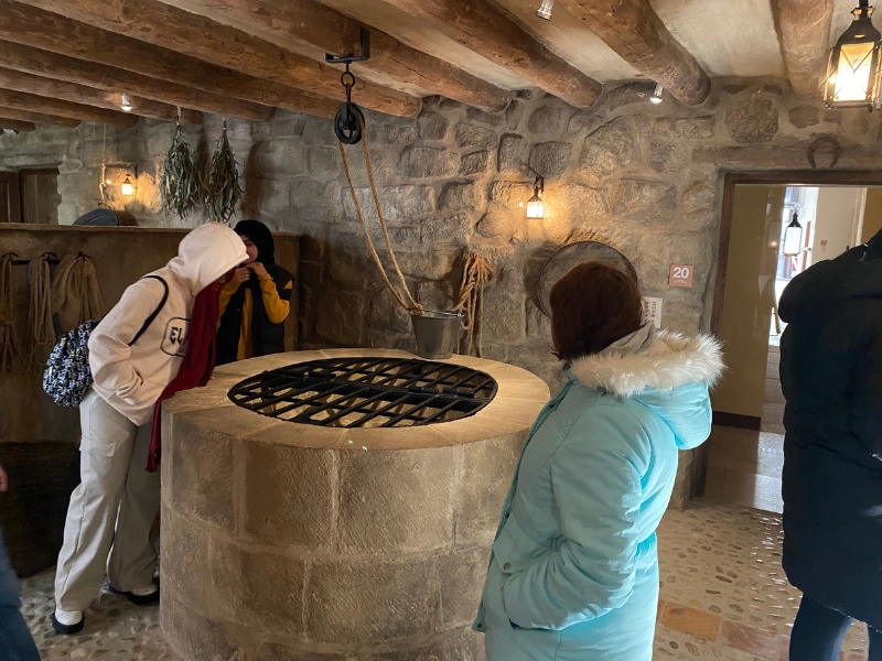 Alumnado de la Escuela de Segunda Oportunidad (E2O) y de los Talleres Ocupacionales de Serigrafía y de Costura del Ayuntamiento de Huesca visitan la Casa Museo