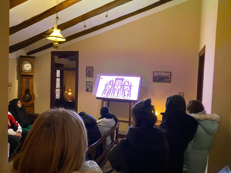 Alumnado de la Escuela de Segunda Oportunidad (E2O) y de los Talleres Ocupacionales de Serigrafía y de Costura del Ayuntamiento de Huesca visitan la Casa Museo