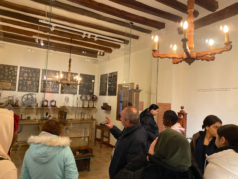 Alumnado de la Escuela de Segunda Oportunidad (E2O) y de los Talleres Ocupacionales de Serigrafía y de Costura del Ayuntamiento de Huesca visitan la Casa Museo