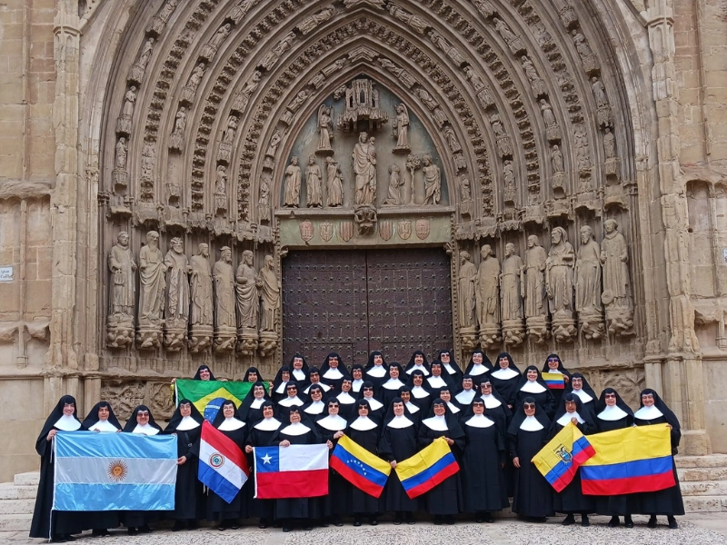 Petites Sœurs d'Argentine, du Brésil, du Chili, de Colombie, d'Équateur, du Paraguay et du Venezuela visitent la maison du Fondateur